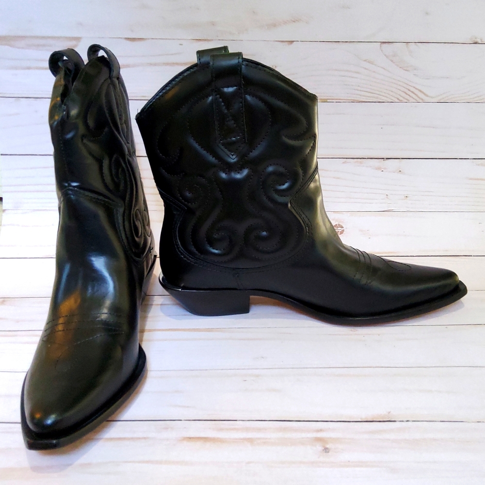 NWOT schutz ankle boots